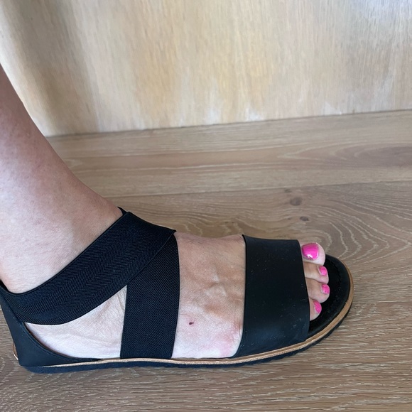 Sorel, black, flat leather and elastic sandals. Size 9 - Picture 6 of 7